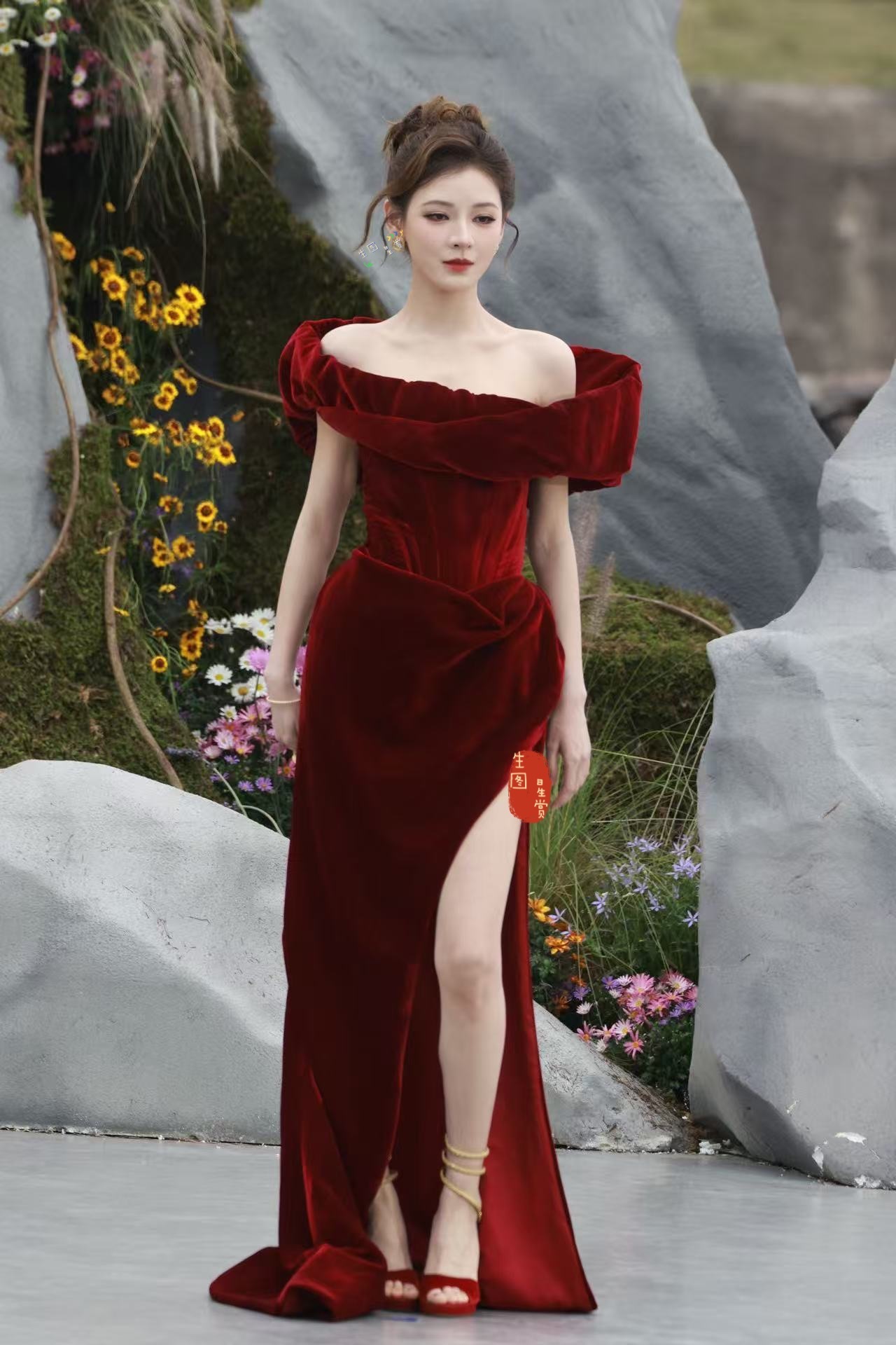 张予曦RedGala红毯出图阿瓜一身红色丝绒礼服迈进了春天里🌸🍃 