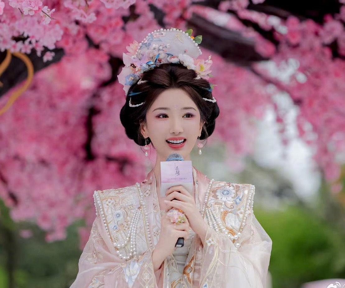 毛晓彤这个咖位是最舒服的，既没有太多狗仔骚扰，也没有花粉盯着，品牌方也喜欢找她合