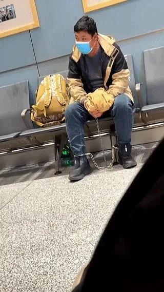 火车站那戴手铐脚镣的男人，

   一个人安安静静坐人堆里，

   我第一反应