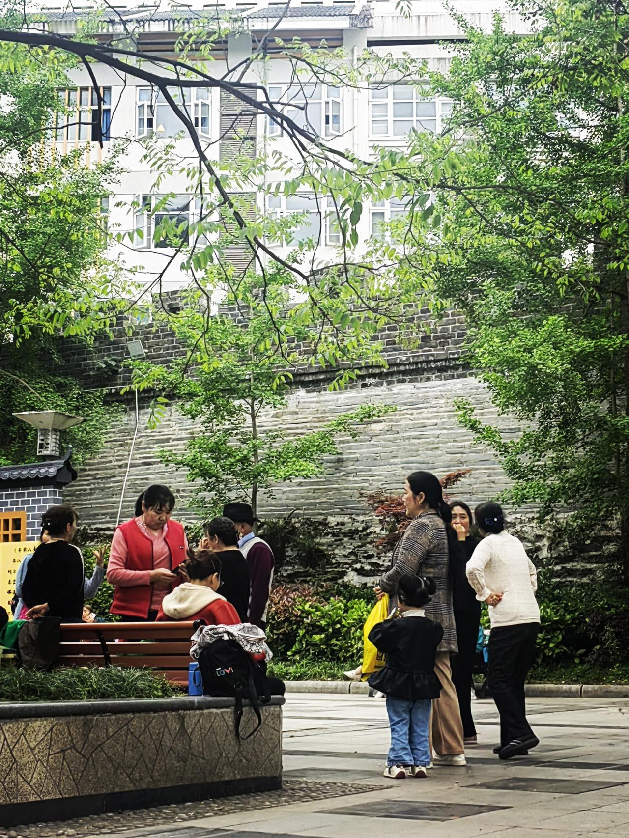 我有个朋友，生了两个儿子后便外出打工挣钱，几乎没回过家。不过，她每月都会准时寄回