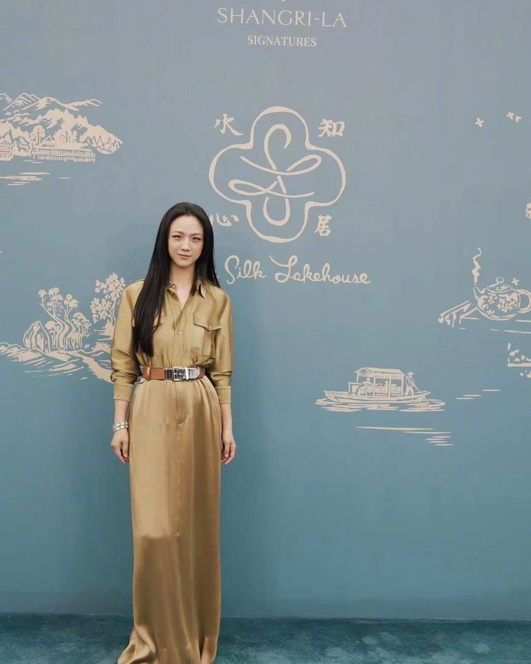 在杭州出席活动的汤唯 ，长发好美。身穿的这一身金色长裙出自Ralph Laure