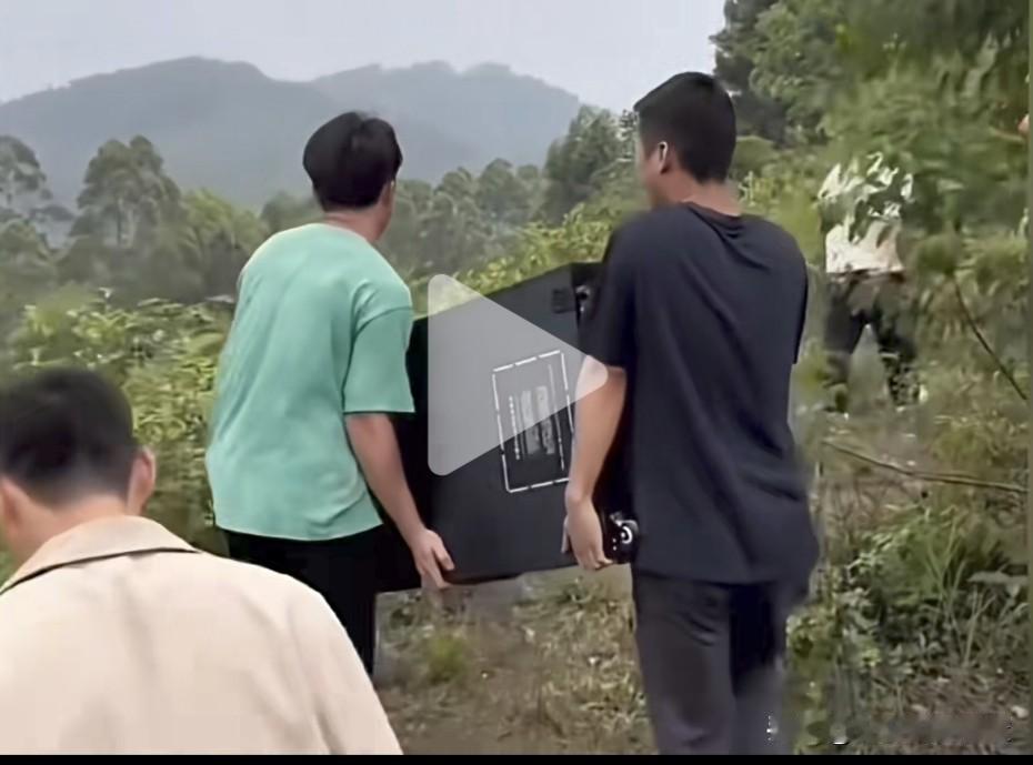 当广西00后成为清明祭祖的主力，画风就有点盖不住了。几十斤的大音响直接扛上山，薯