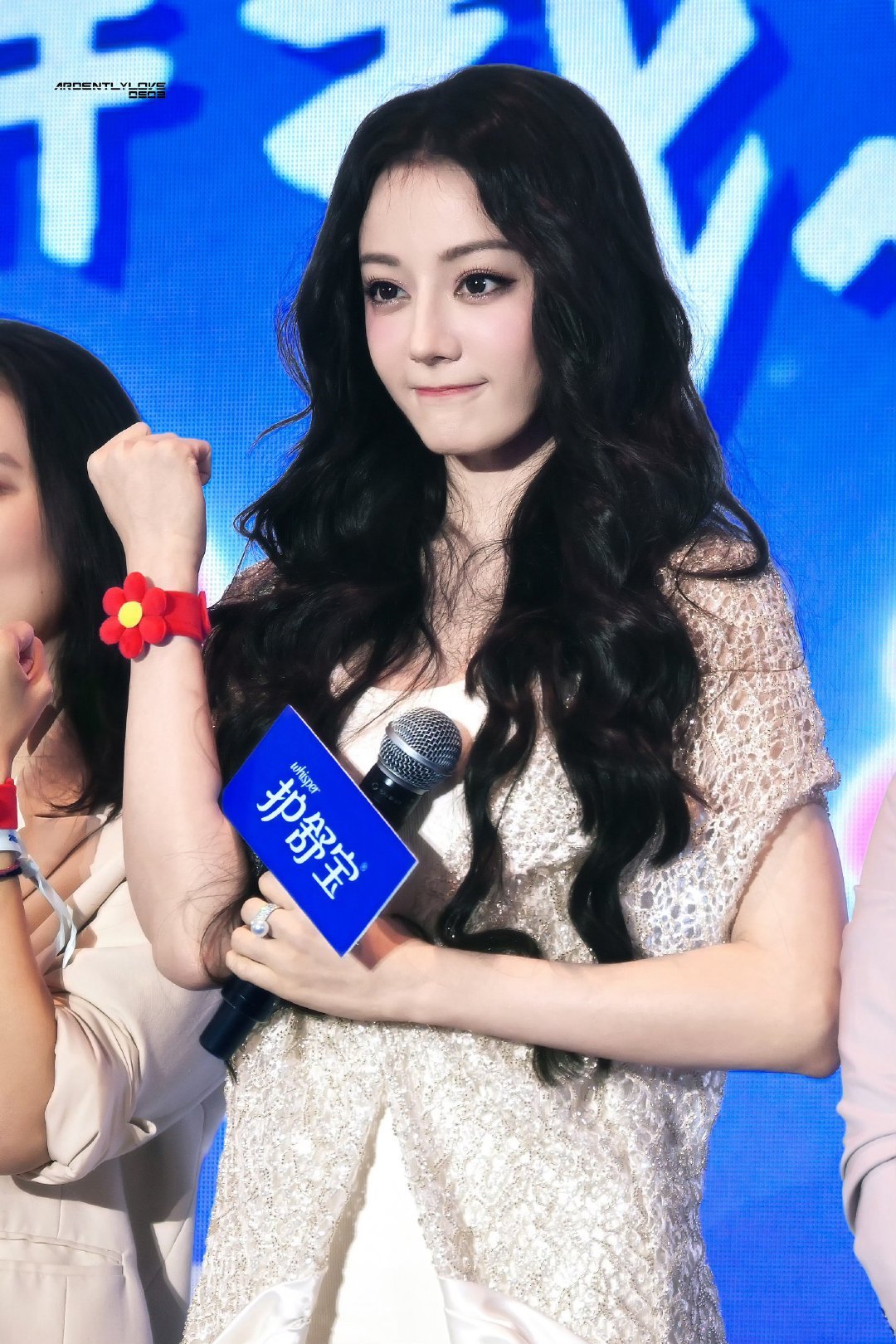 迪丽热巴这次的微烟熏妆是不是还挺好看的？ ​​​