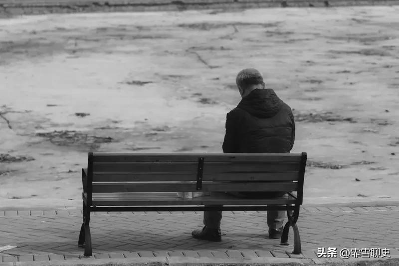 我超认同“该热闹热闹，该孤独就安静做自己喜欢的事”这种对孤独的理解。孤独分两种，