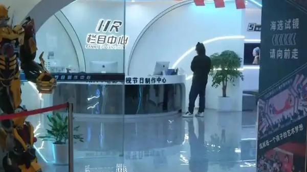 石女士在逛商场时被人叫住，建议让3岁的儿子试镜童模，随后她“脑子一热”支付了15