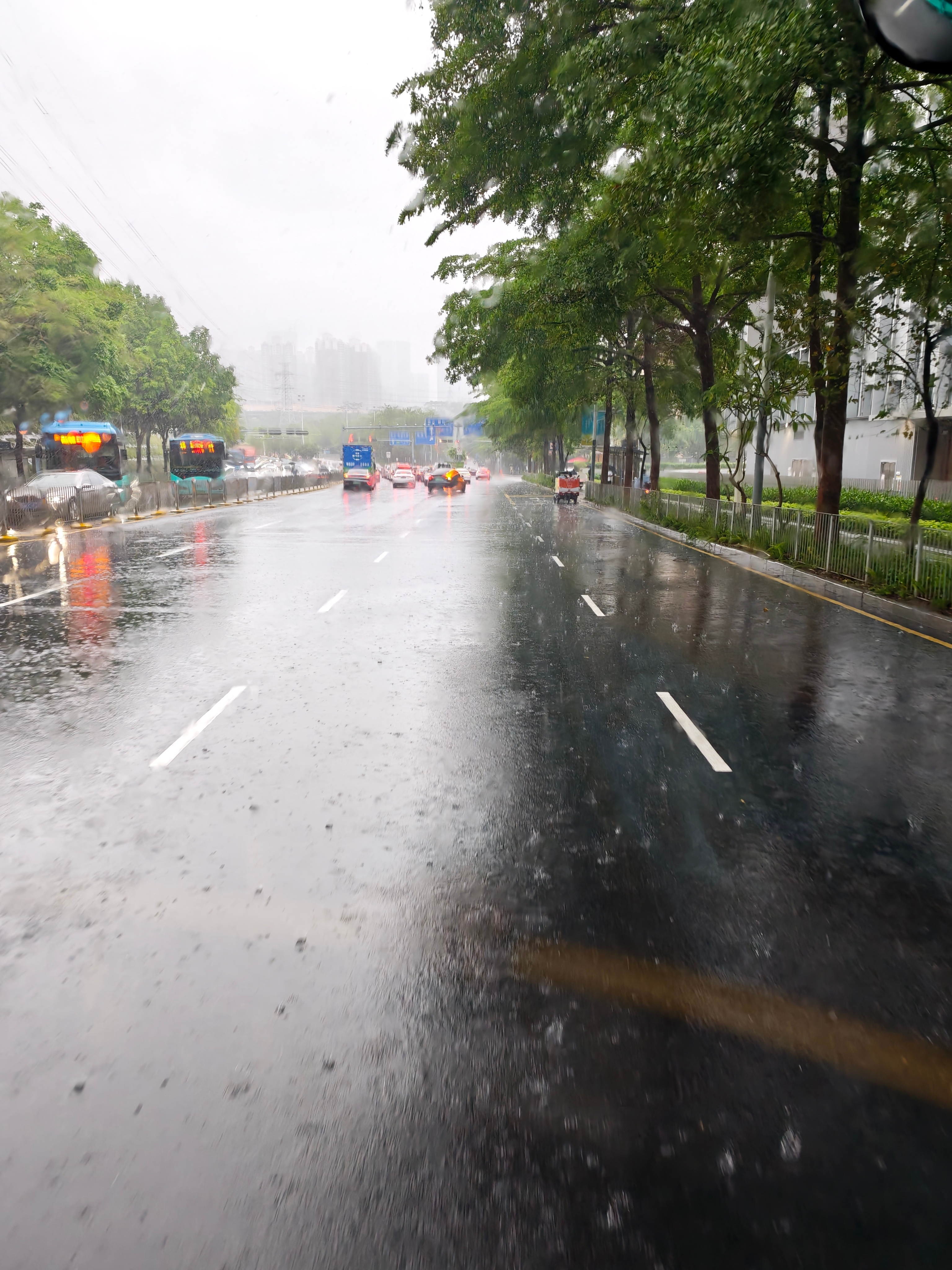真的要给深圳地铁点个赞出地铁外面大雨没带伞，绝望的我发现竟然有免费雨衣雪中送炭了