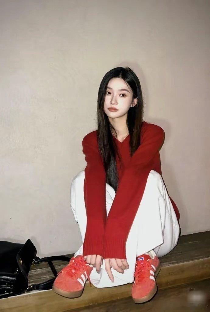 阮小咪不耐看但是有大美女的氛围 ​​​