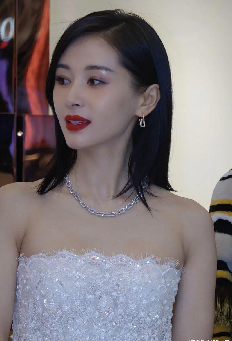 黑发红唇的王子文，真的很好看！虽然个子不高，好在身材比例很好！这条白裙子，也很适