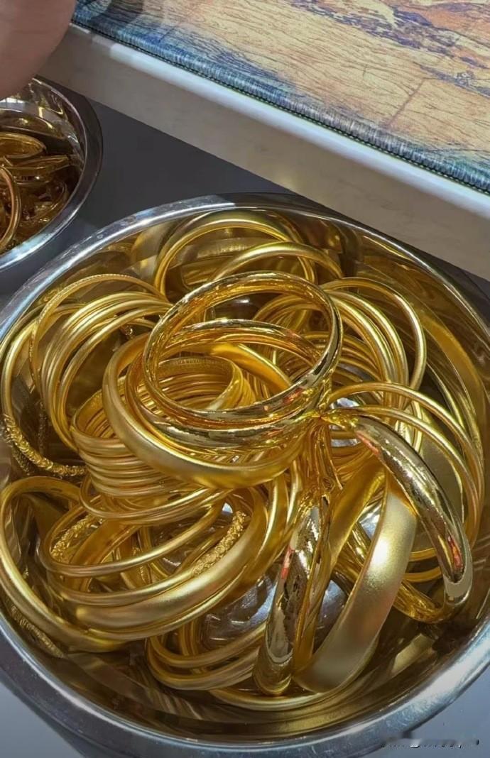 天啊，金子银子这是怎么了？前几天还火得要命，一路冲到5500美元历史新高，朋友圈