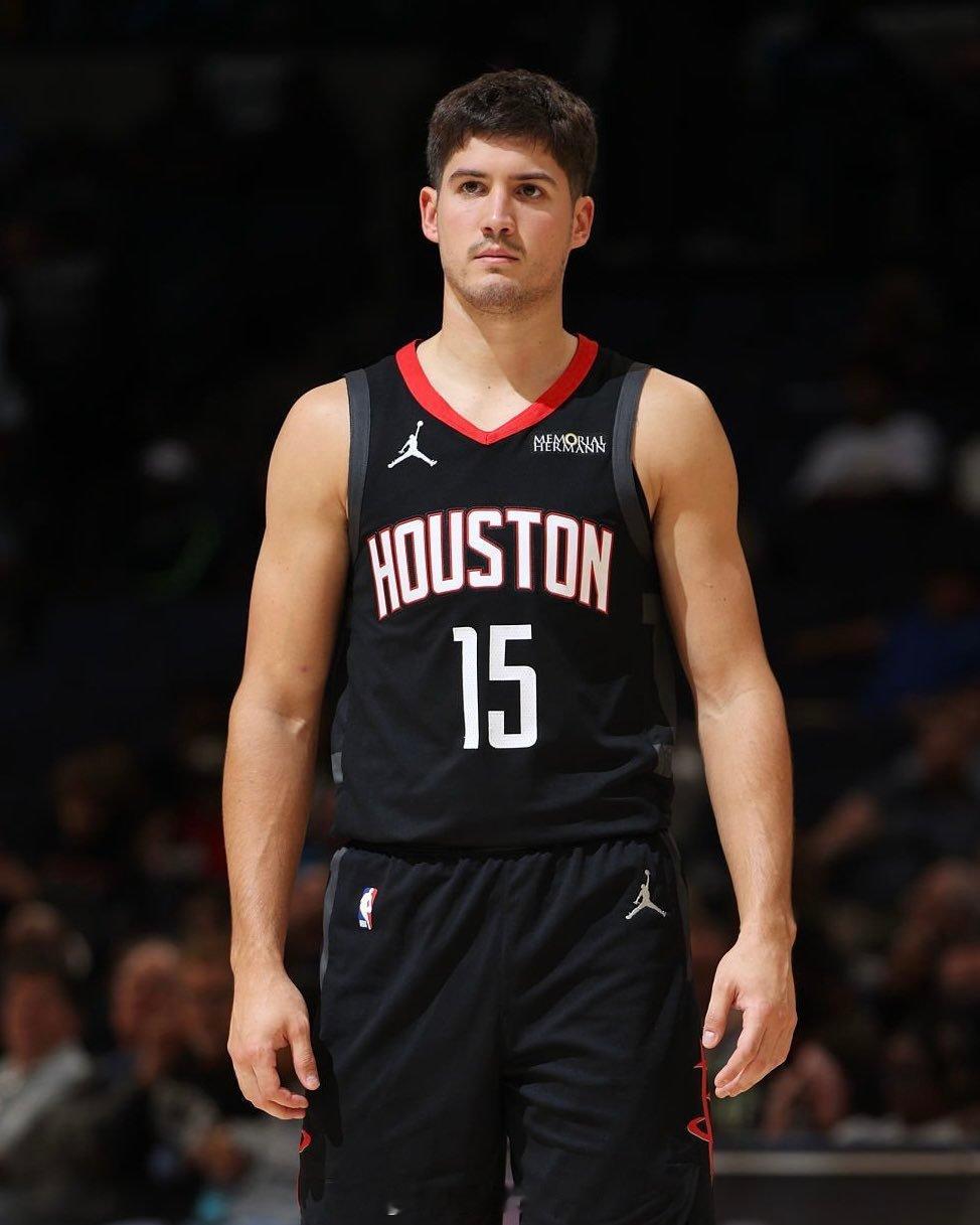 记者：“你有没有发现对手防守你们的策略在这个赛季有所变化？”谢泼德：“ 有，我觉