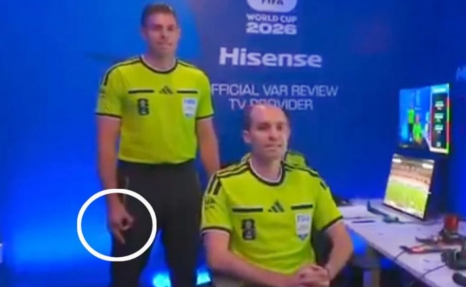 世界杯VAR裁判做出疑似种族主义手势，FIFA已展开调查据英国《每日电讯报》报道
