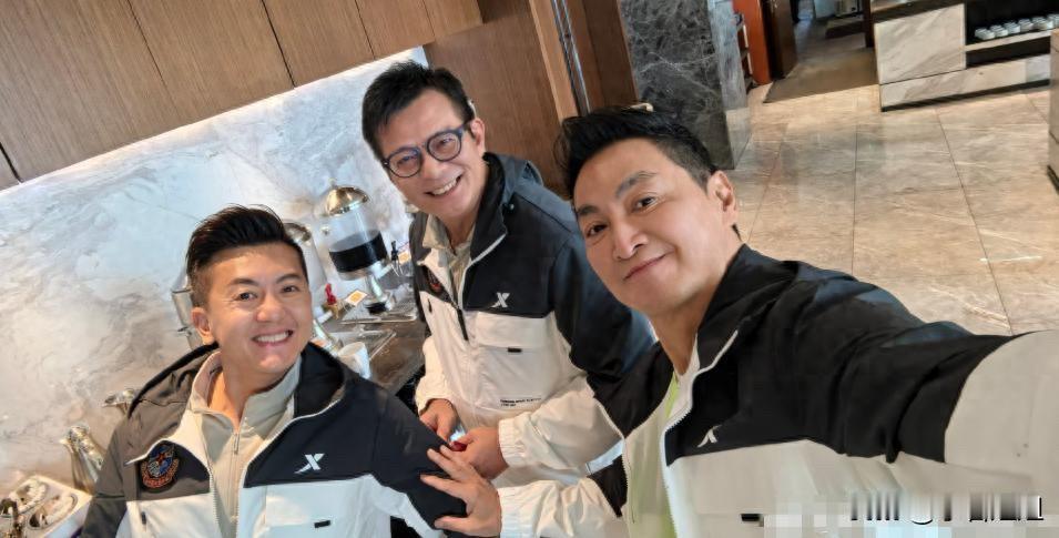 终于知道，  
66岁的何家劲为啥现在不拼戏、不炒绯闻，反而天天晒吃饭、晒打针、