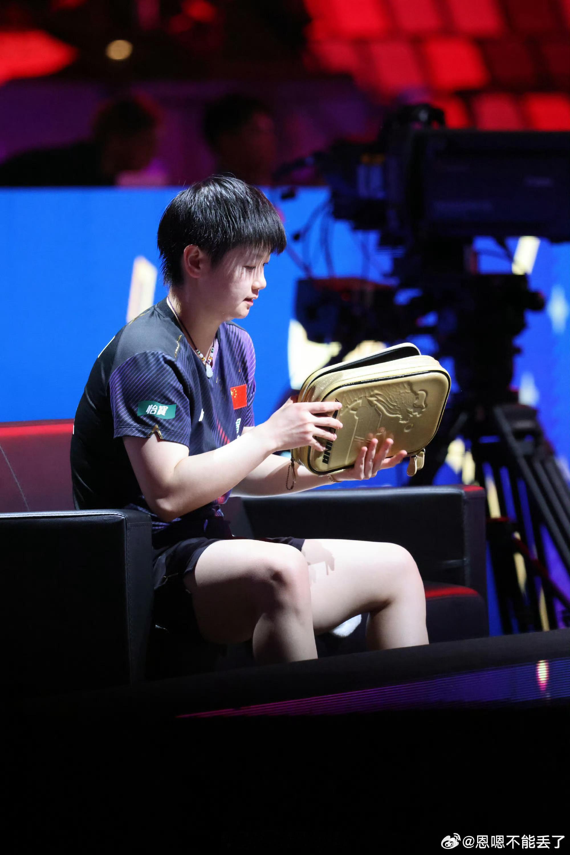 英国队总监赞孙颖莎莎莎用实力征服赛场，人品圈粉对手，这就是软萌莎的魅力所在