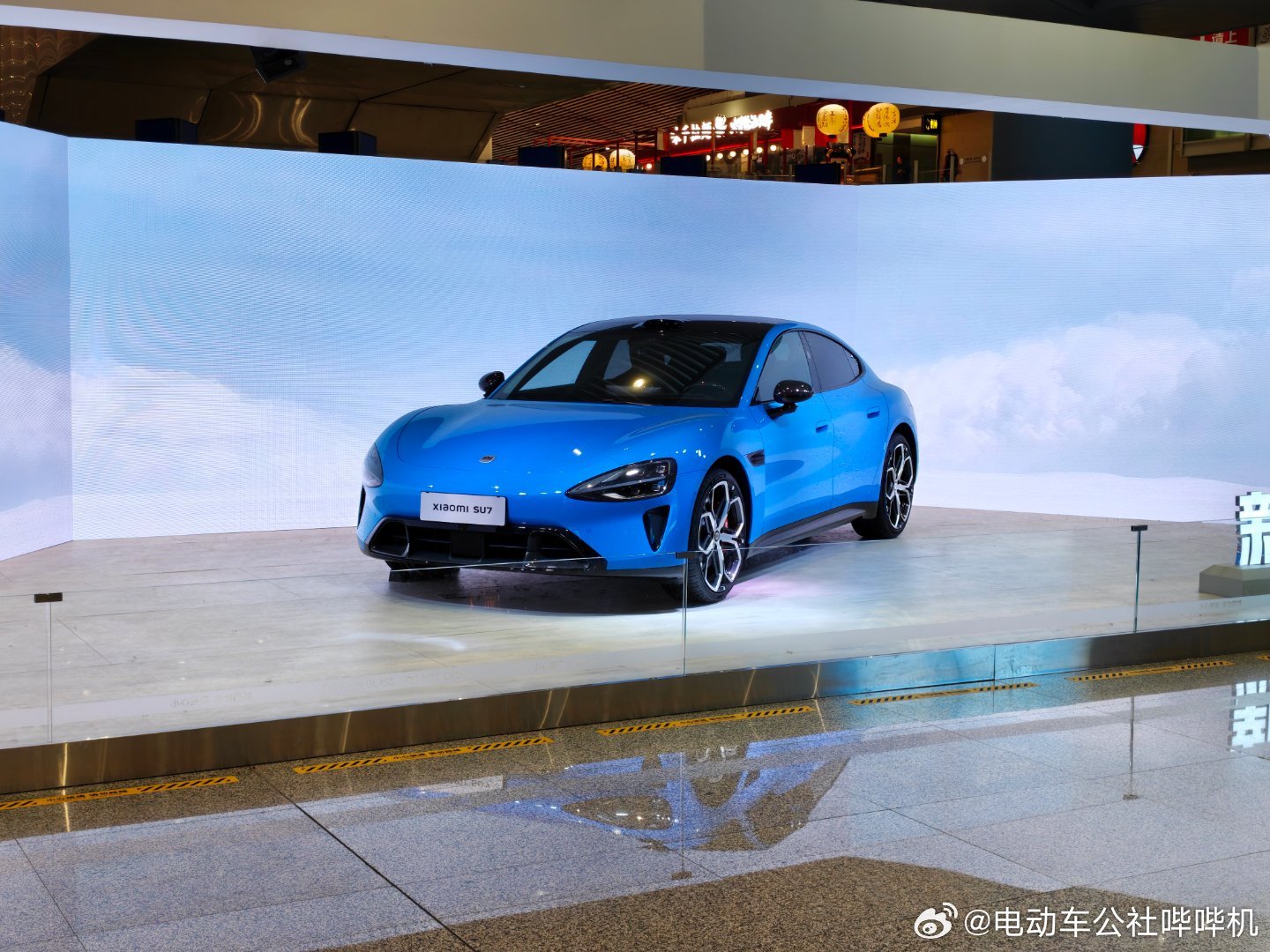 小米汽车现在的特点就是：增加线下广告投入，在商圈、机场的曝光量增多；宣传方式简单