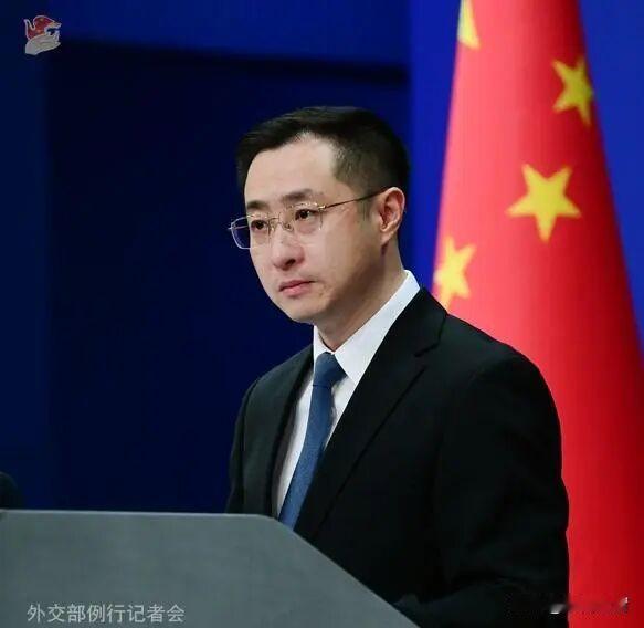 大消息！英国首相斯塔默访华时，中方松口要给英国人单方面免签，外交部刚放话：走完流