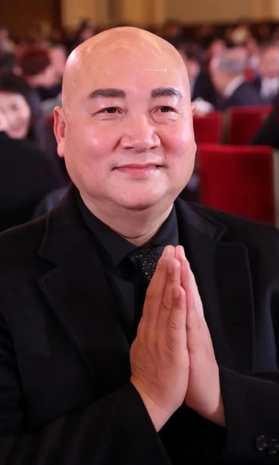 常青评价迟重瑞，哭笑不得:他真是一个谦谦君子，看到我这样的美女，别说拉手，瞅一眼