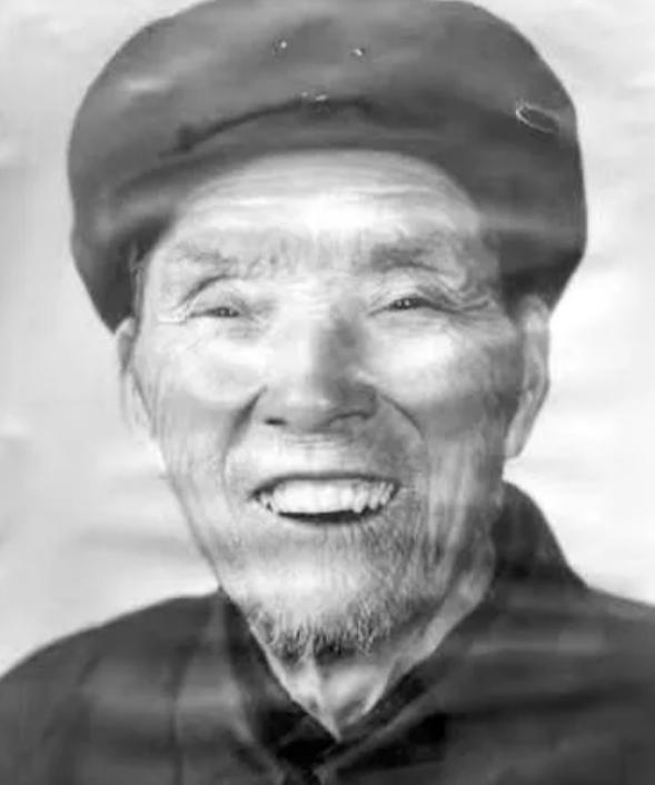1979年8月，一位80余岁的老人，在家人的陪伴下来到兰州军区机关门口，面对哨兵