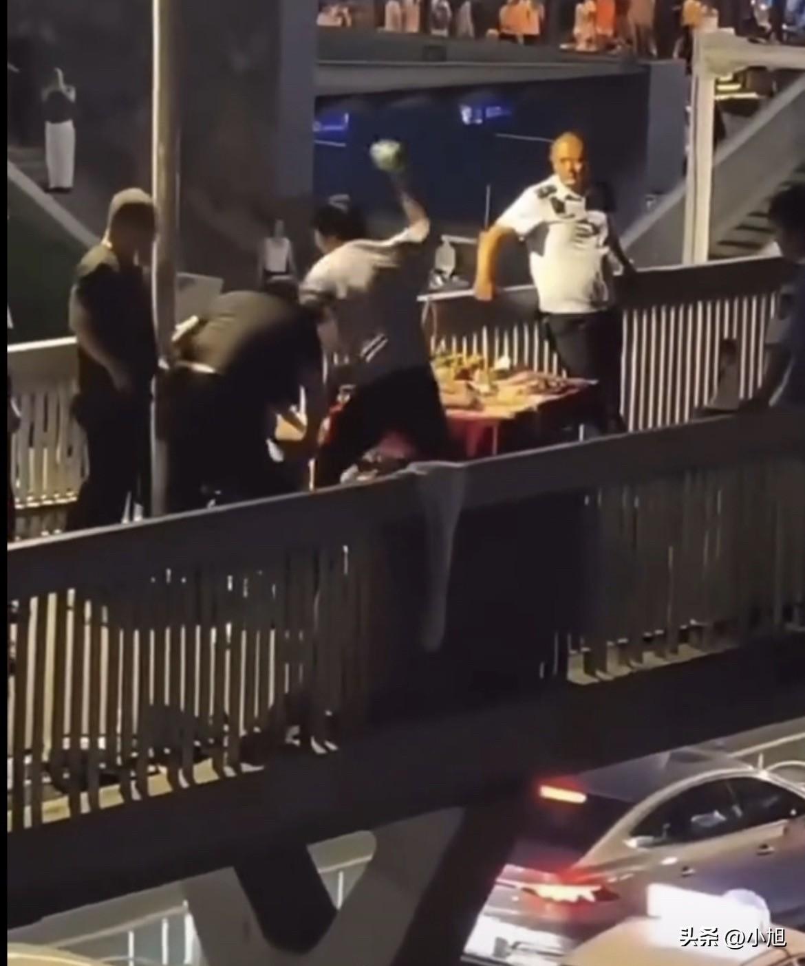 8月9号晚上9点半，武汉武昌司门口天桥。

45岁的城管协管员金某巡查时碰上了摆