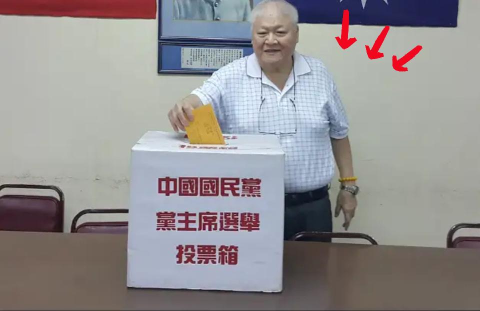 台中这20分钟的队，排的是国民党的“生死票”！立委黄健豪都要排队投票，党部喊着预