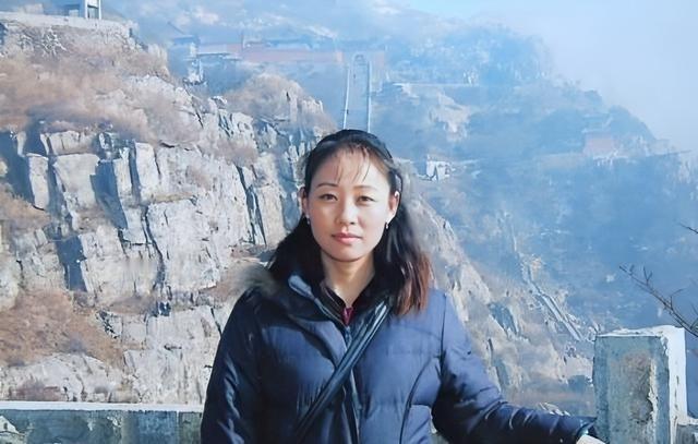 1998年11月28日，内蒙古赤峰市梧桐花镇铅锌矿区飘着鹅毛大雪。 
董艳珍19