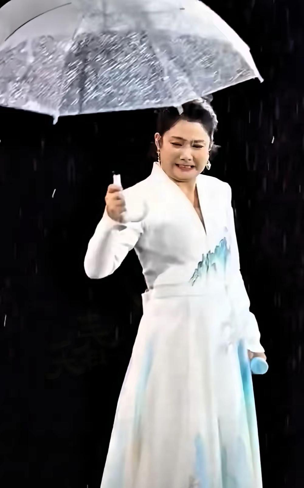 笑死，曾毅现在是越来越飘了！凤凰传奇厦门演唱会突降大雨，他为了舞台氛围感突然耍帅