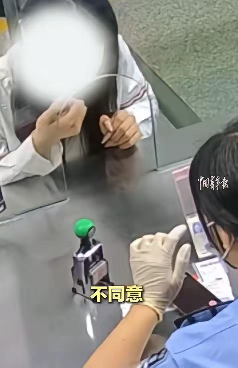 “幸亏发现得太及时了！”在深圳机场边检大厅，一个刚考完高中的女孩正和男伴准备飞赴