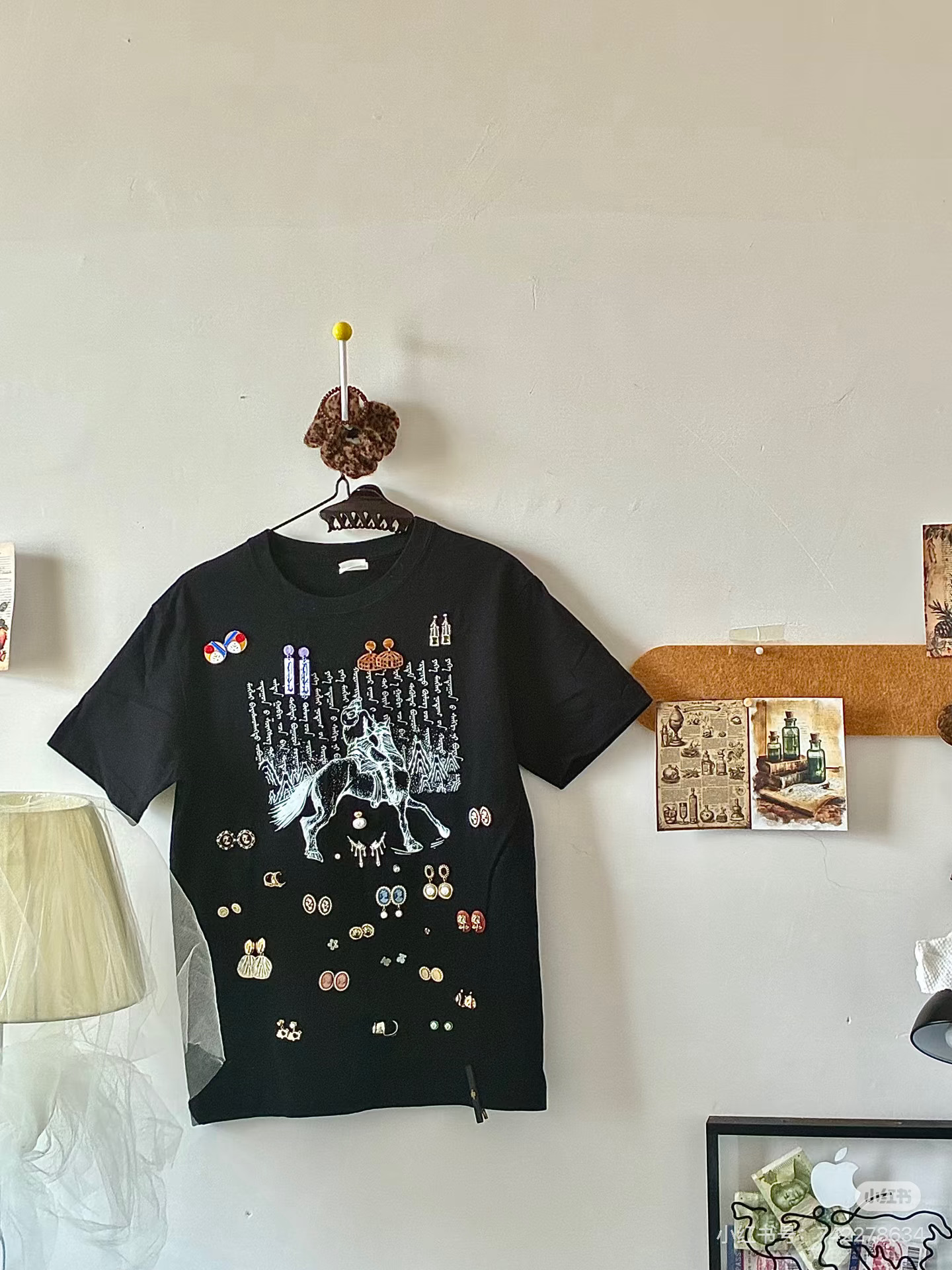 不穿的衣服可以拿来挂耳环这是哪个天才想出来的呀？这也太实用了，特别用一件好看的衣