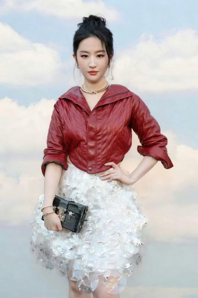 这是什么样的冰火两重天啊？
   前几天刚被刘亦菲VOGUE的20周年庆典上穿搞