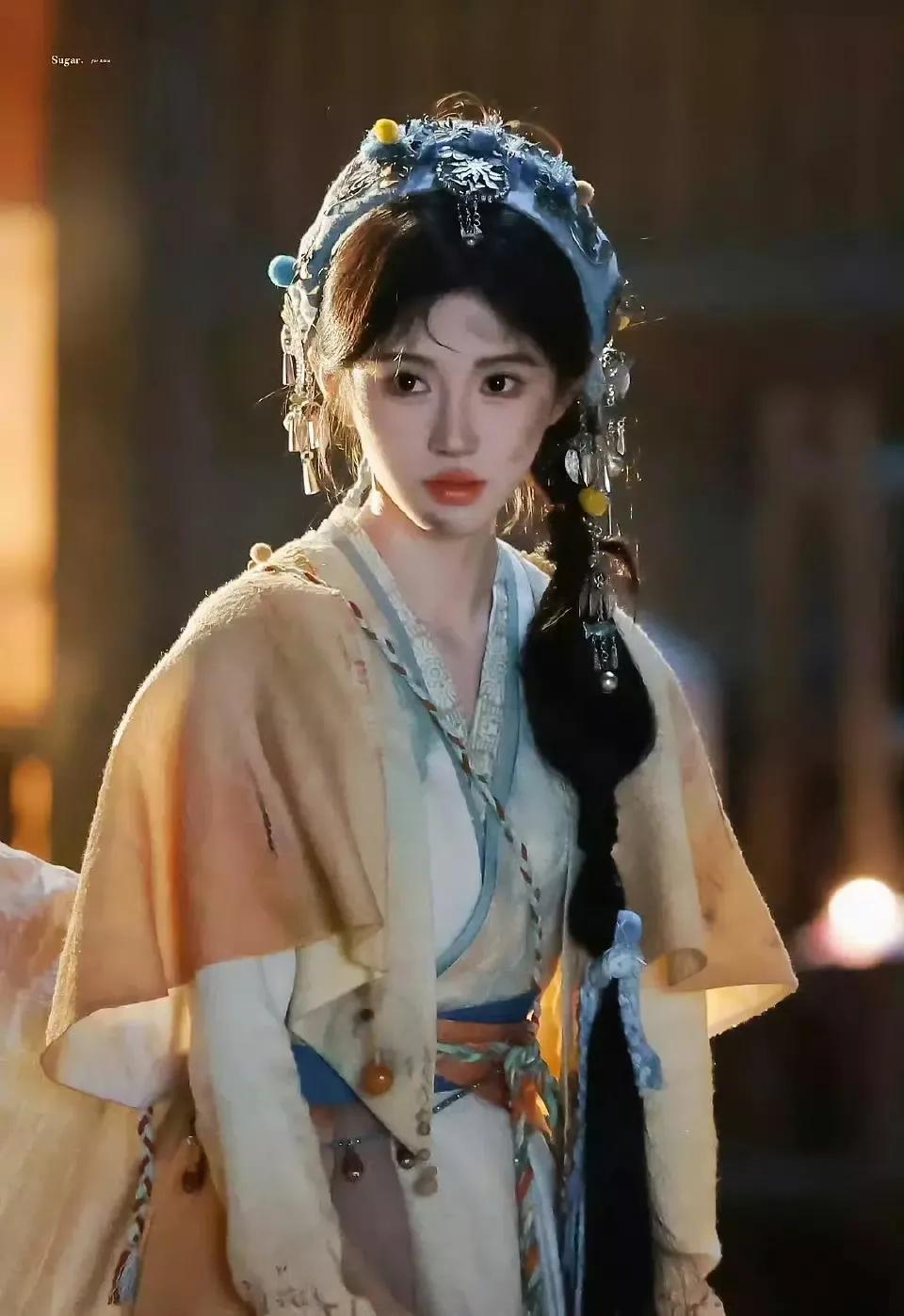 总有人说鞠婧祎为了美改妆造，不往脸上抹黑，可是人家抹黑了也还是这么美啊[捂脸]这