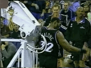 说实话，有时候我真挺佩服罗德曼敢和卡尔马龙硬碰硬的勇气的！
1998年总决赛上，