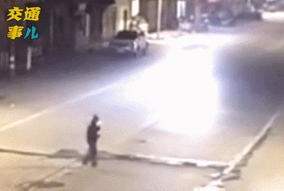 江苏宜兴，一男子凌晨雨路驾车时，与另一男子在某酒店门口会车，不料，对方开着刺眼远