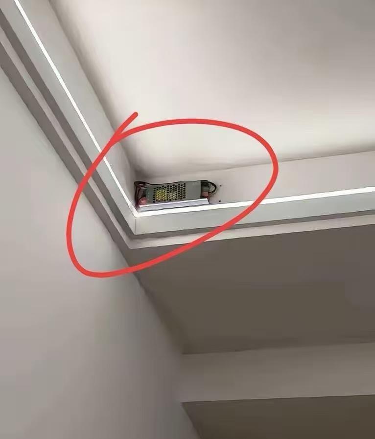 昨天去同事家吃饭，看到天花板角落有个黑乎乎的东西，长方形的，带散热孔，拖出两根线