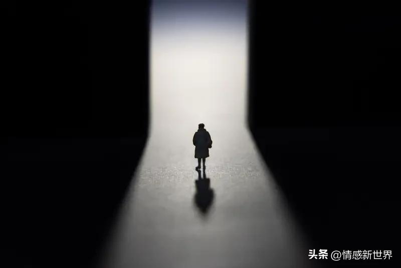 解决孤独的最好良药，我觉得因人而异。
社交活动是个不错的选择。参加派对、俱乐部活