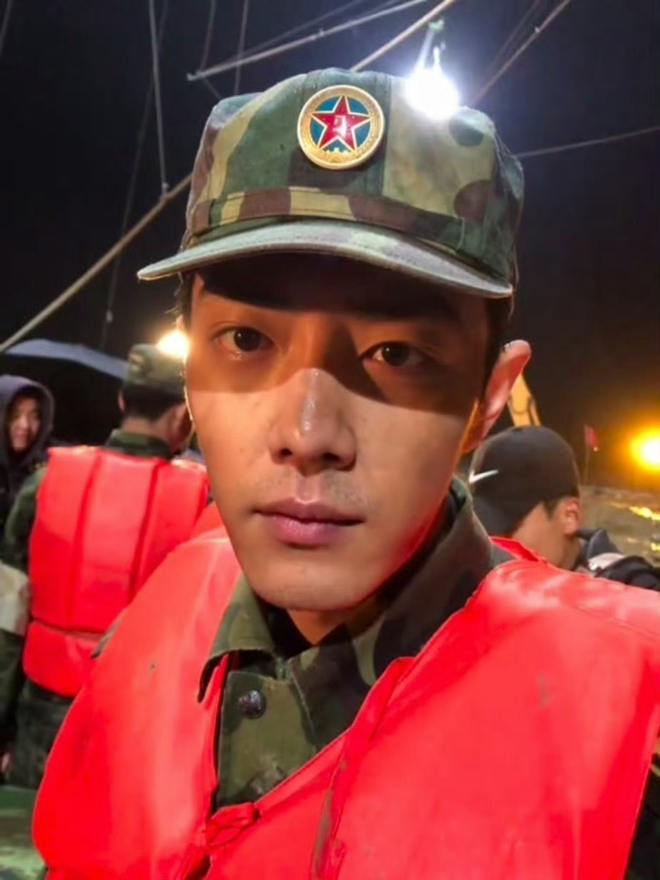 第一张的表情和眼神就是援驰灾区的武警官兵的真实样子，稍作歇息的时候给自己拍张照留
