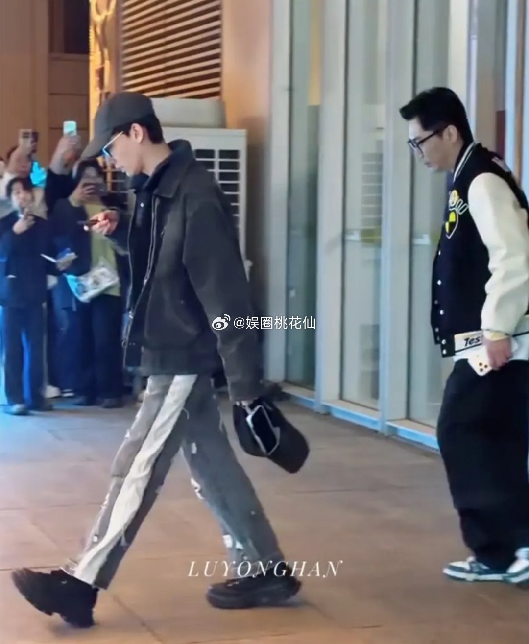 王鸥官宣单身后，何九华看起来完全笑不出来了。有的人拥有时不懂得珍惜，等到失去了才