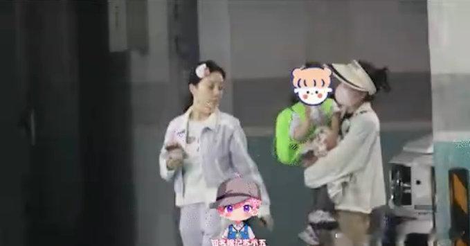 甜馨疑似当姐姐了 甜馨妈妈素颜休闲，亲自照顾小女孩回家，举手投足都是温柔，难道是