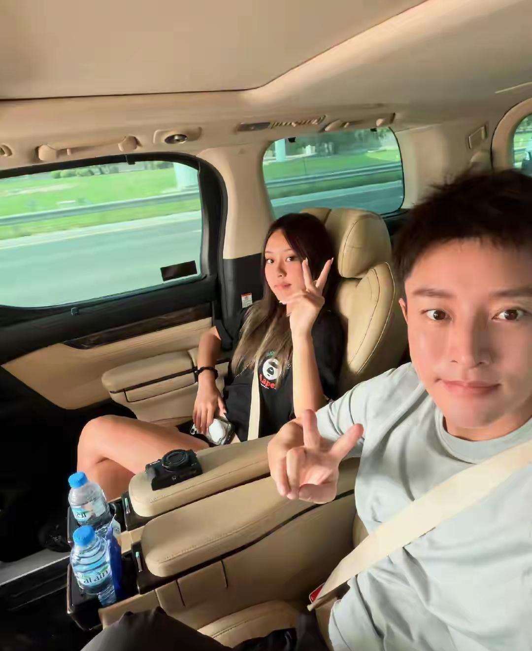 一个13岁孩子度假，轮得到谁打分？

10月2日，贾乃亮晒出和女儿的迪拜行程照，