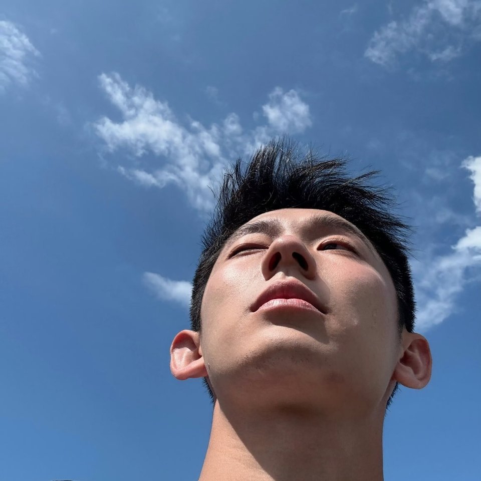思慕社字母[超话] “我总觉得风吹过是自由的，但直到最后才发现，原来风筝的线一直