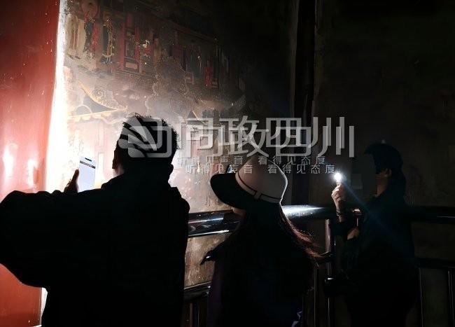 游客一闪，壁画掉一层颜色：文物既要被看见又要少被看见，觉苑寺壁画风波该怎么解？