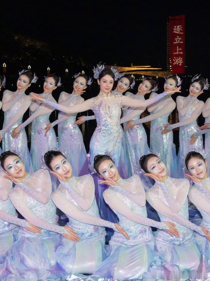 迪丽热巴春晚合照 