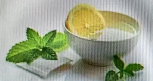 脸上长斑真的很闹心，不过别花冤枉钱买贵价淡斑精华啦，有些平价方法也管用。
比如生