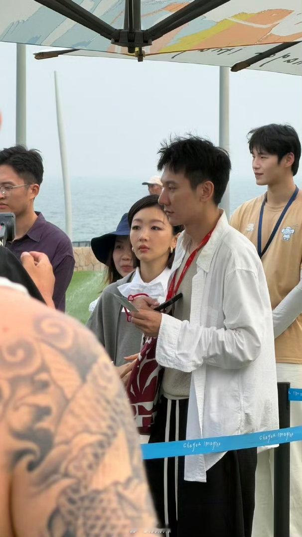 周冬雨风波后现身 阿那亚戏剧节开幕那天有人偶遇她了，穿着咖色长裙坐在剧场里，跟曹