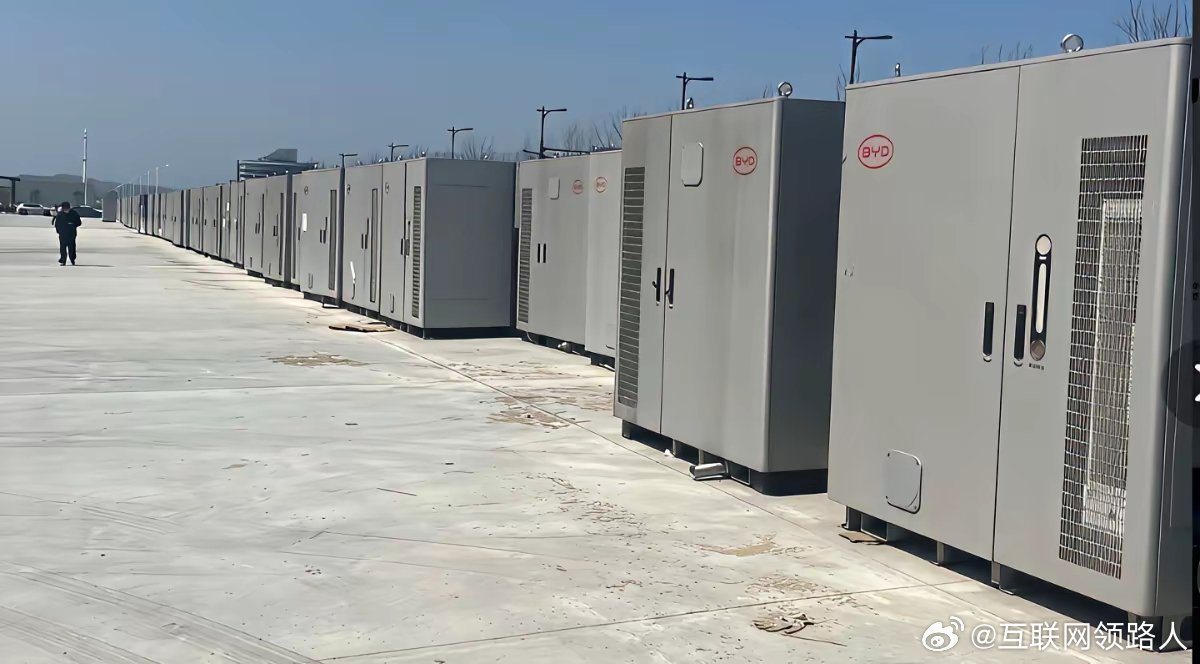 一眼望不到头的储能柜，年底20000座闪充，那都不叫事儿！工厂忙得都快搓出火星子