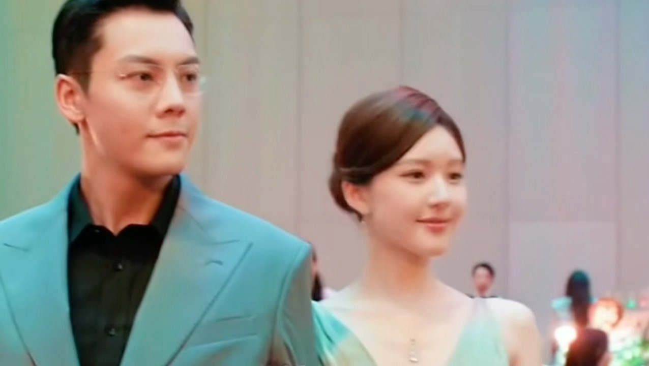 假笑夫妻👫他俩连什么时候露齿笑都是一起的，这剧总是冷不丁给个幽默的设计许我耀眼