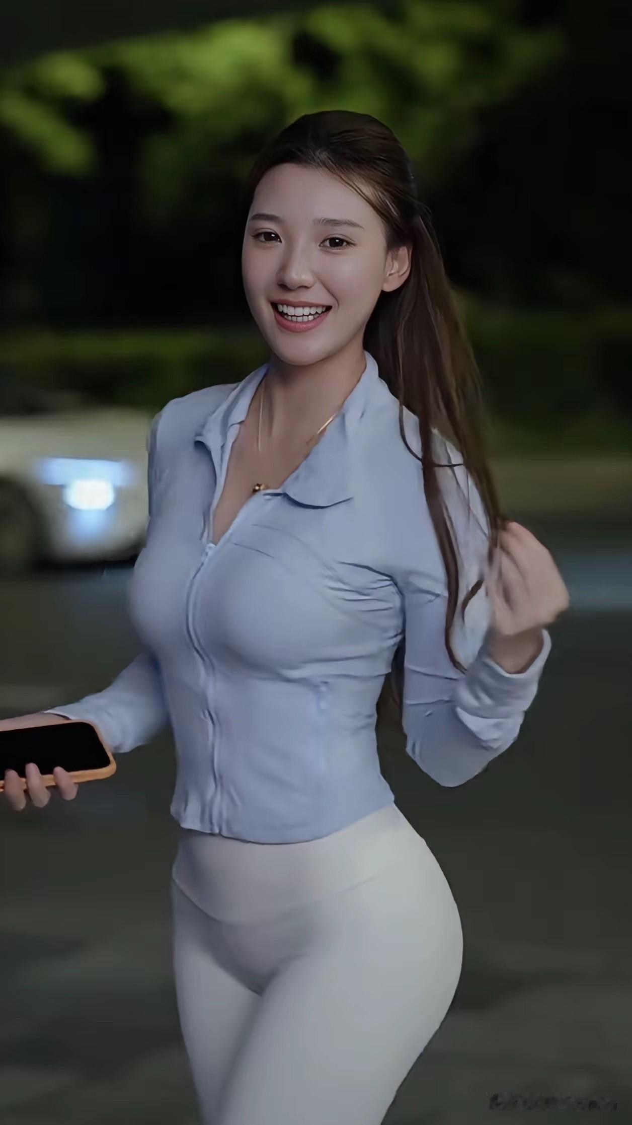我你养不起，你还痴心妄想
永远明媚如花 永远绽放如花 她高攀不起 永远笑嫣如花 