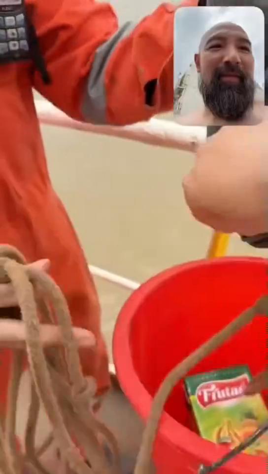 他们想要衣服，衣服给他们。还可以，不错。还行，划奖划的还挺快的。逆水行舟。