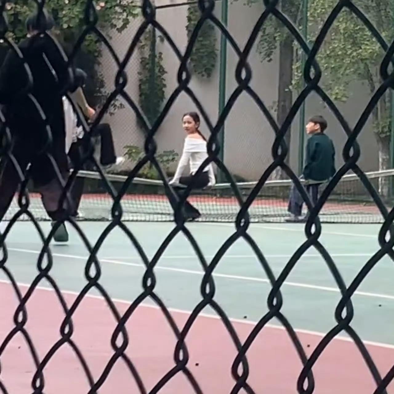 黄磊儿女把网球网当弹簧坐这就是有钱人家的教育？网球网本来就不是给人坐的，坐了有危