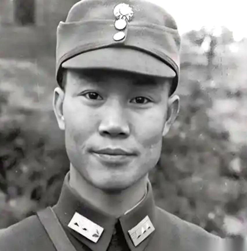 1925年，陈诚回家奔丧，一身笔挺的军装。
这是他离家七年后，第一次见到妻子吴舜