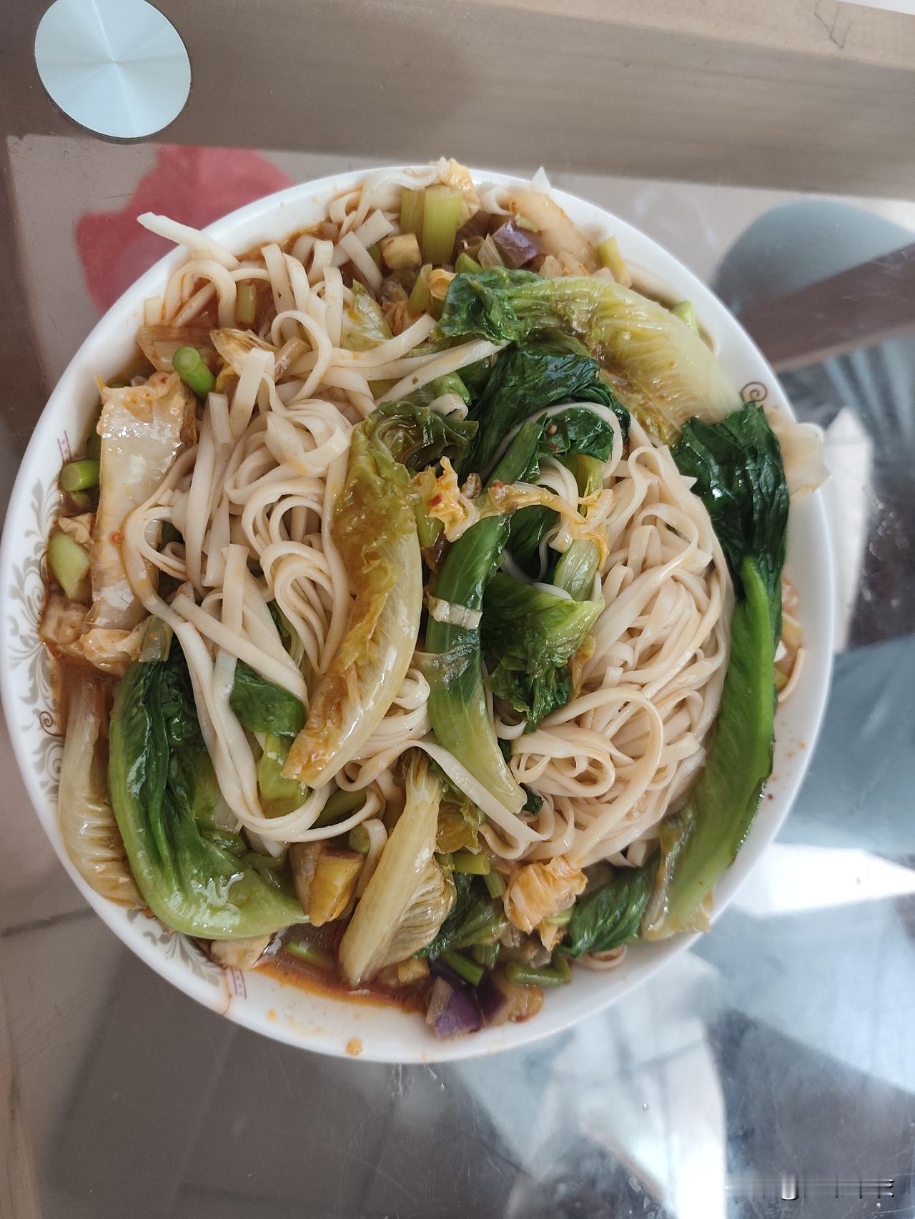 晒图笔记大赛午餐老婆做了面条，配的是白菜、茄子乖生菜，虽然没有肉，但吃起来还是好
