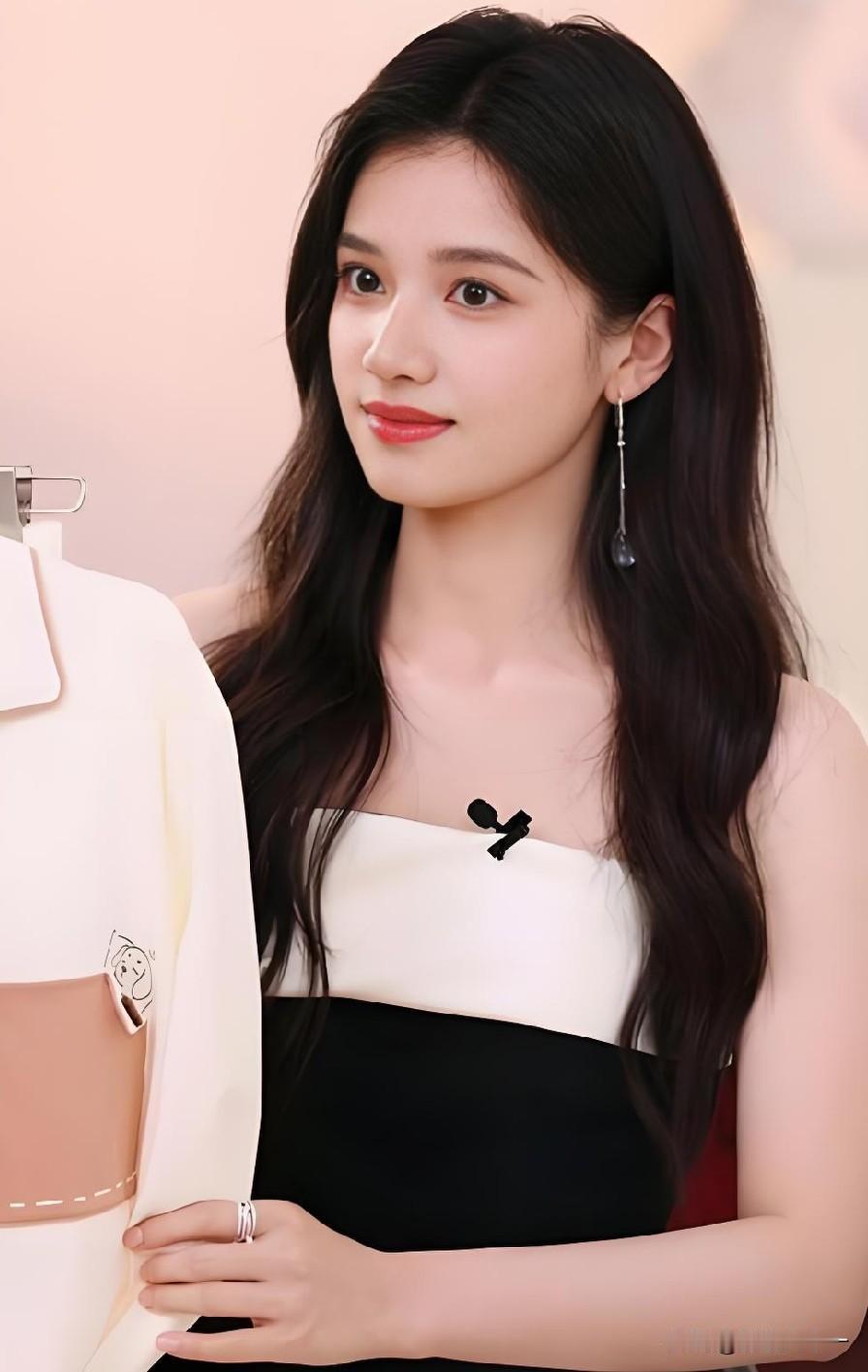 大家有没有觉得，

就演苗靖这演员张婧仪，

明明都已经27岁眼看奔三的年纪偏偏